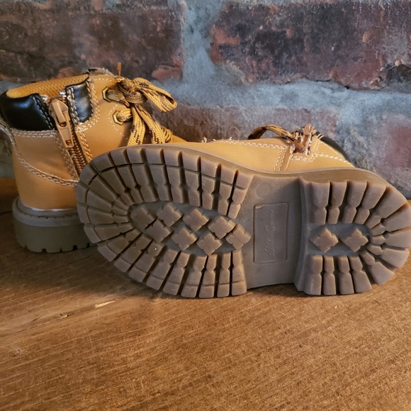 Eddie Bauer 8M Kids Boots - Picture 4 of 4